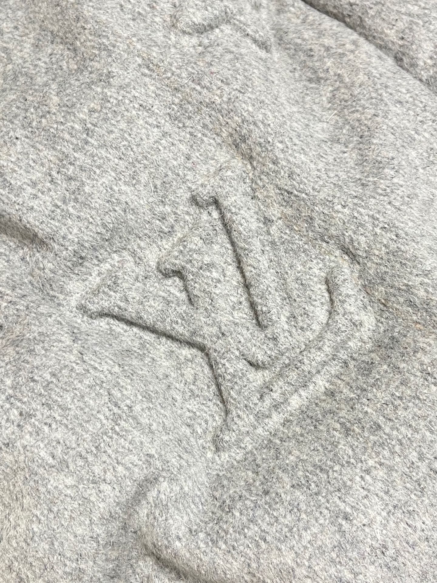 🛒🛒LV 老花浮雕压花羽绒服，面料本身含大量山羊绒，内里填充的是90白鸭绒，超级蓬松，工艺难的一笔，不同材质的面料压花报