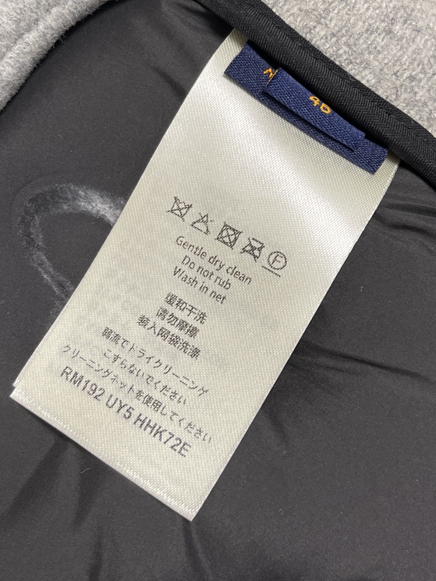 🛒🛒LV 老花浮雕压花羽绒服，面料本身含大量山羊绒，内里填充的是90白鸭绒，超级蓬松，工艺难的一笔，不同材质的面料压花报