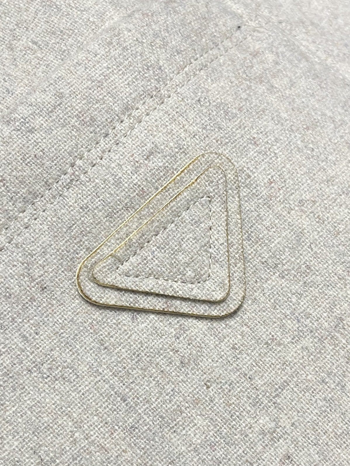 🛒🛒Prada 双色三角标羊毛直筒休闲裤，秋冬刚需的老钱风神裤，混纺羊毛面料，自带细腻绒感，触感软糯厚实，抗风保暖，上身