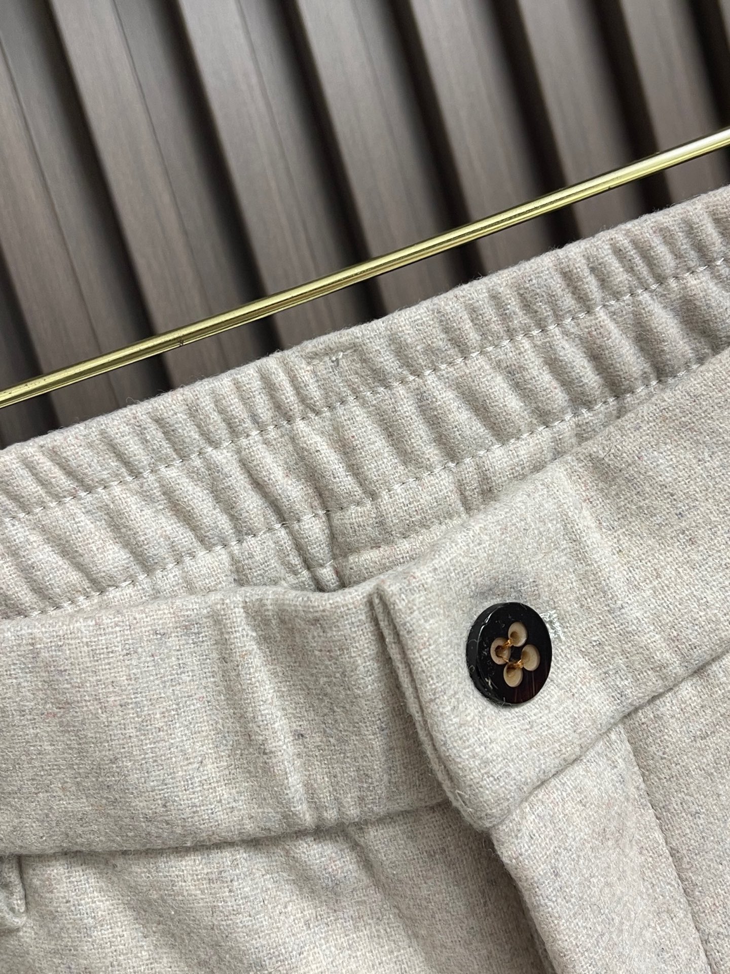 🛒🛒Prada 双色三角标羊毛直筒休闲裤，秋冬刚需的老钱风神裤，混纺羊毛面料，自带细腻绒感，触感软糯厚实，抗风保暖，上身