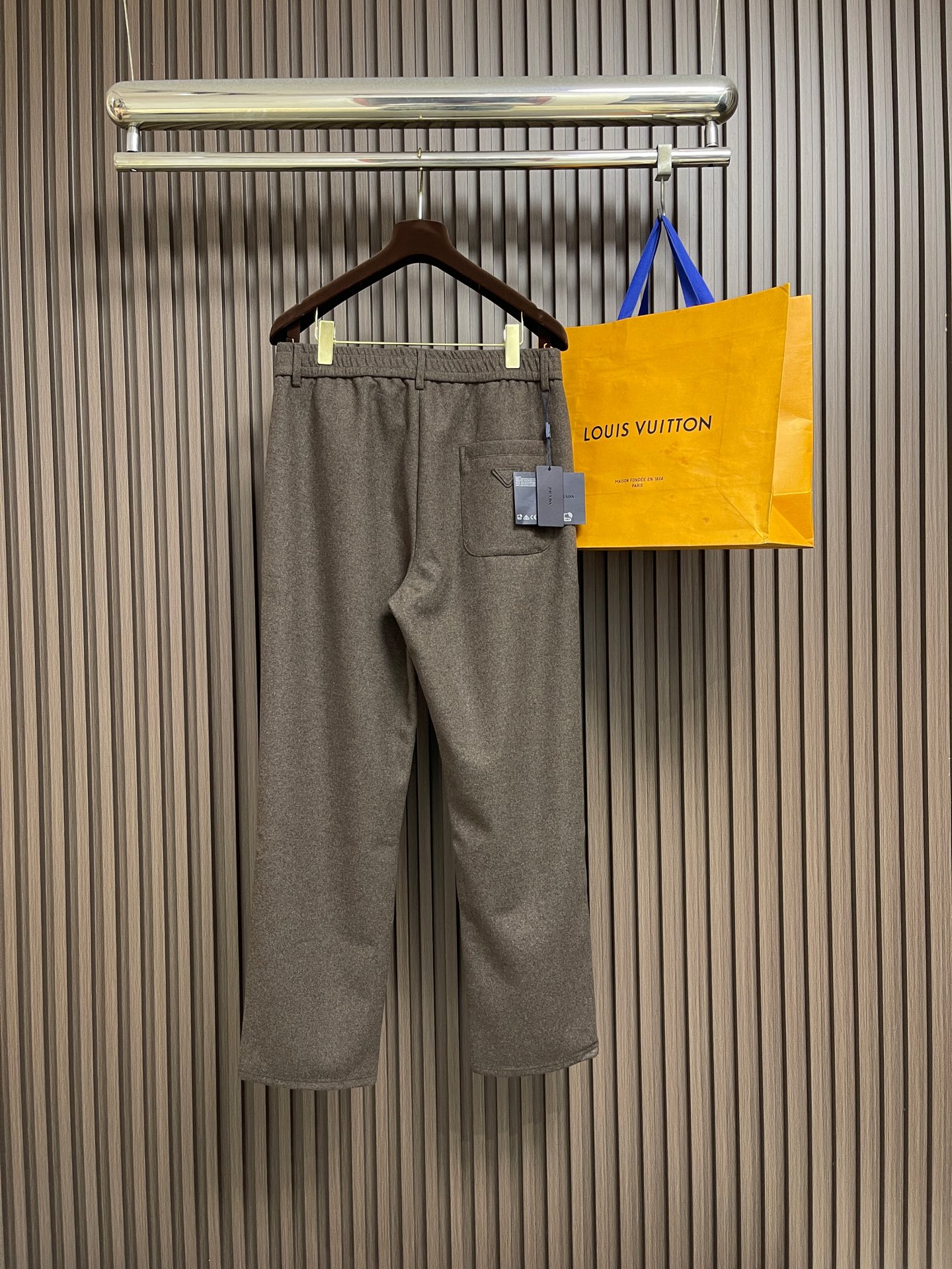 🛒🛒Prada 双色三角标羊毛直筒休闲裤，秋冬刚需的老钱风神裤，混纺羊毛面料，自带细腻绒感，触感软糯厚实，抗风保暖，上身