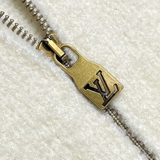 🛒🛒LV 2026ss 手写体字母翻领拉链针织开衫外套,定织圈圈纱针织面料,纱线颜色精准定染,纱线粗细、克重全部对标原版 🛒🛒LV 2026ss 手写体字母翻领拉链针织开衫外套,定织圈圈纱针织面料,纱线颜色精准定染,纱线粗细、克重全部对标原版