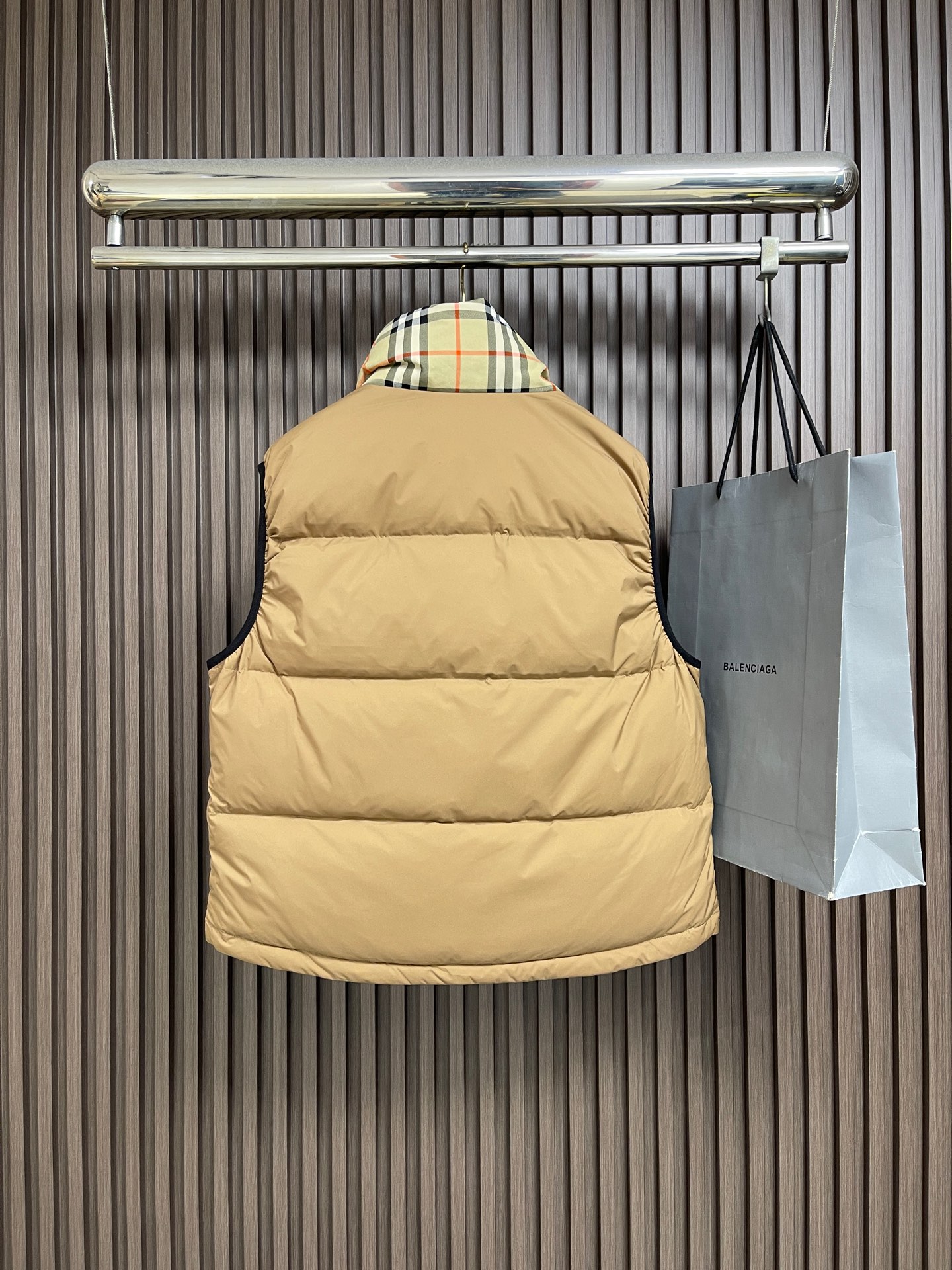 🛒🛒Burberry 经典格纹羽绒马甲,选用100%锦纶纤维打造而成的一款防护性尼龙面料。420D的丝线通过特殊的编织方 🛒🛒Burberry 经典格纹羽绒马甲,选用100%锦纶纤维打造而成的一款防护性尼龙面料。420D的丝线通过特殊的编织方