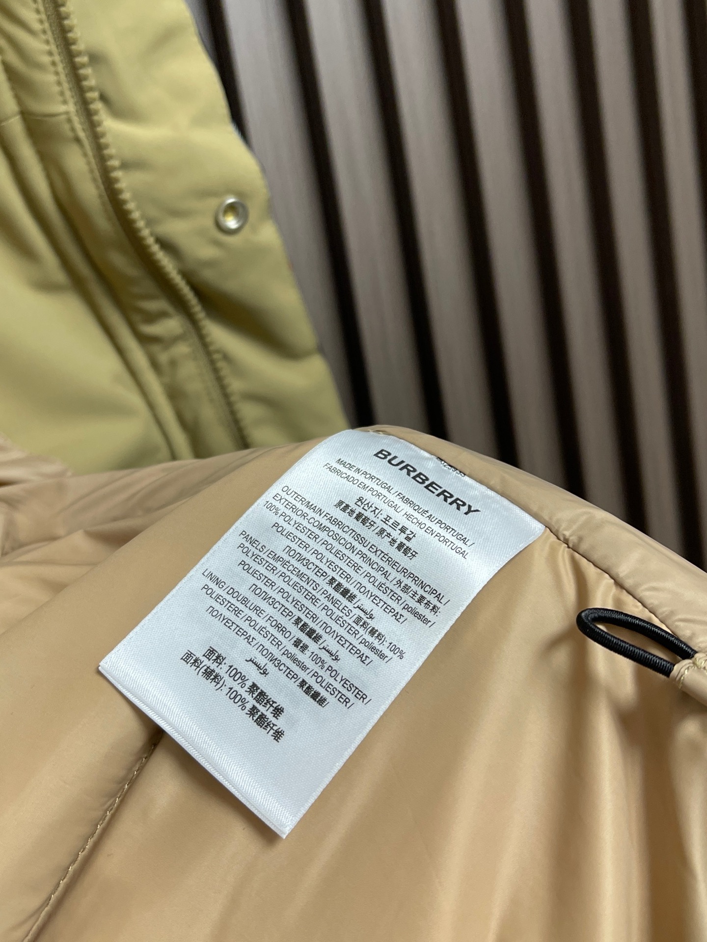 🛒🛒Burberry 经典格纹羽绒马甲,选用100%锦纶纤维打造而成的一款防护性尼龙面料。420D的丝线通过特殊的编织方 🛒🛒Burberry 经典格纹羽绒马甲,选用100%锦纶纤维打造而成的一款防护性尼龙面料。420D的丝线通过特殊的编织方