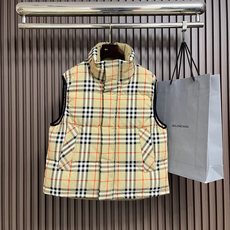🛒🛒Burberry 经典格纹羽绒马甲,选用100%锦纶纤维打造而成的一款防护性尼龙面料。420D的丝线通过特殊的编织方 🛒🛒Burberry 经典格纹羽绒马甲,选用100%锦纶纤维打造而成的一款防护性尼龙面料。420D的丝线通过特殊的编织方