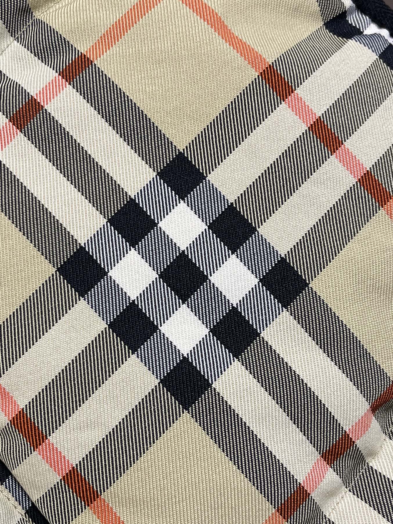 🛒🛒Burberry 经典格纹羽绒马甲,选用100%锦纶纤维打造而成的一款防护性尼龙面料。420D的丝线通过特殊的编织方 🛒🛒Burberry 经典格纹羽绒马甲,选用100%锦纶纤维打造而成的一款防护性尼龙面料。420D的丝线通过特殊的编织方