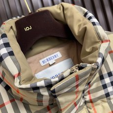 🛒🛒Burberry 经典格纹羽绒马甲,选用100%锦纶纤维打造而成的一款防护性尼龙面料。420D的丝线通过特殊的编织方 🛒🛒Burberry 经典格纹羽绒马甲,选用100%锦纶纤维打造而成的一款防护性尼龙面料。420D的丝线通过特殊的编织方