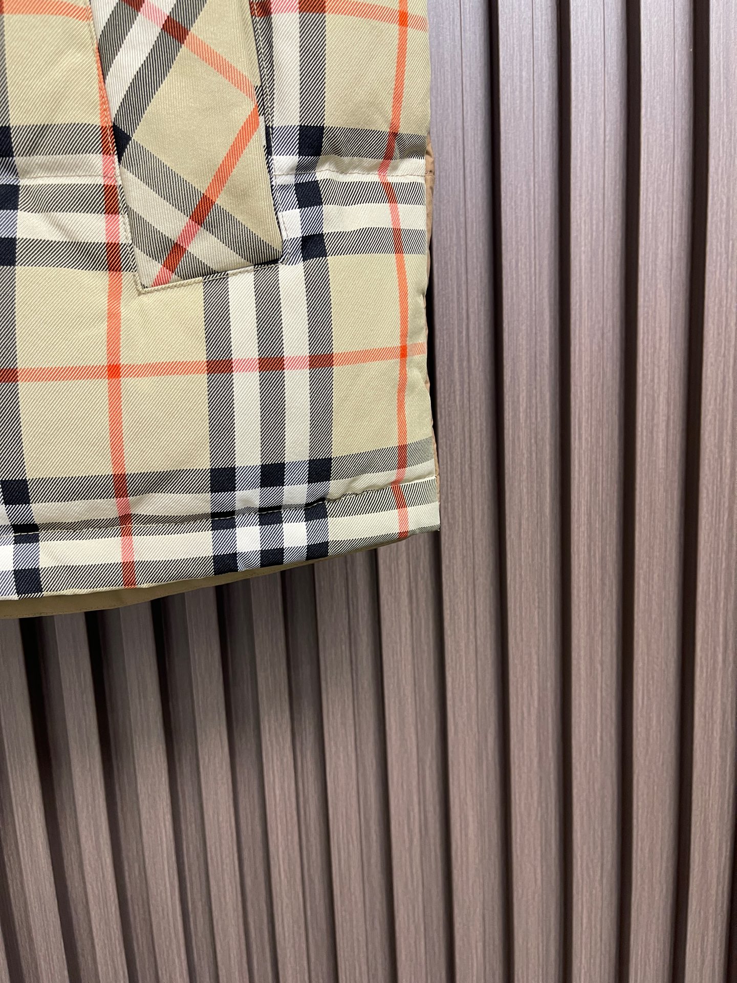 🛒🛒Burberry 经典格纹羽绒马甲,选用100%锦纶纤维打造而成的一款防护性尼龙面料。420D的丝线通过特殊的编织方 🛒🛒Burberry 经典格纹羽绒马甲,选用100%锦纶纤维打造而成的一款防护性尼龙面料。420D的丝线通过特殊的编织方