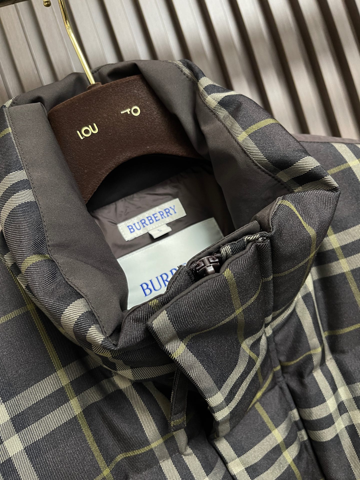 🛒🛒Burberry 经典格纹羽绒马甲，选用100％锦纶纤维打造而成的一款防护性尼龙面料。420D的丝线通过特殊的编织方