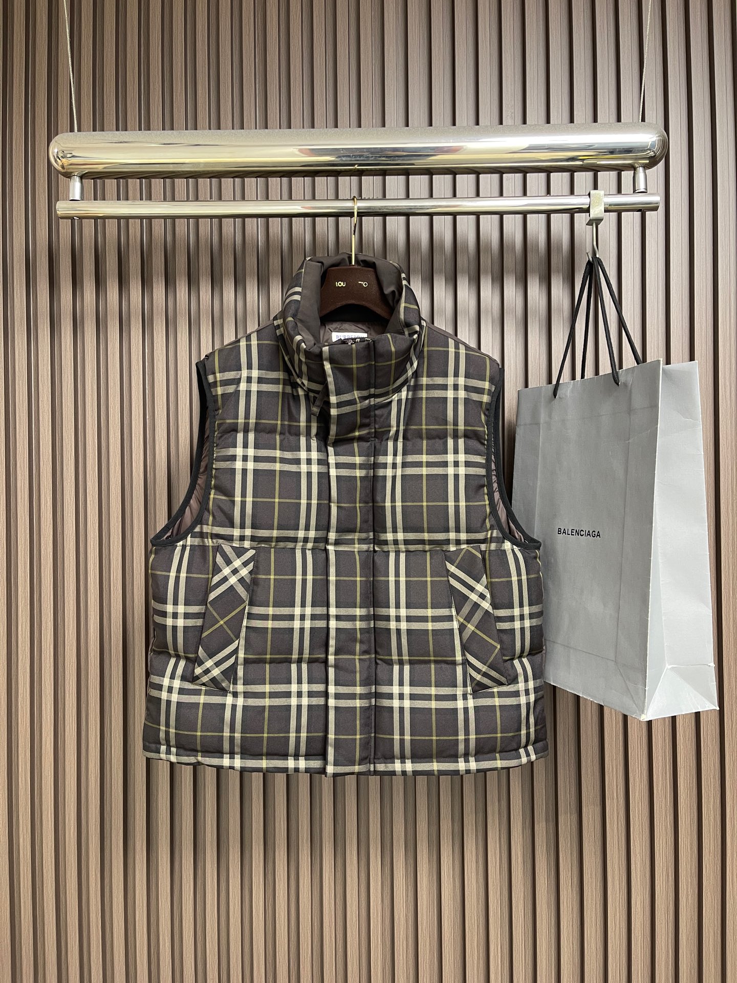 🛒🛒Burberry 经典格纹羽绒马甲,选用100%锦纶纤维打造而成的一款防护性尼龙面料。420D的丝线通过特殊的编织方 🛒🛒Burberry 经典格纹羽绒马甲,选用100%锦纶纤维打造而成的一款防护性尼龙面料。420D的丝线通过特殊的编织方