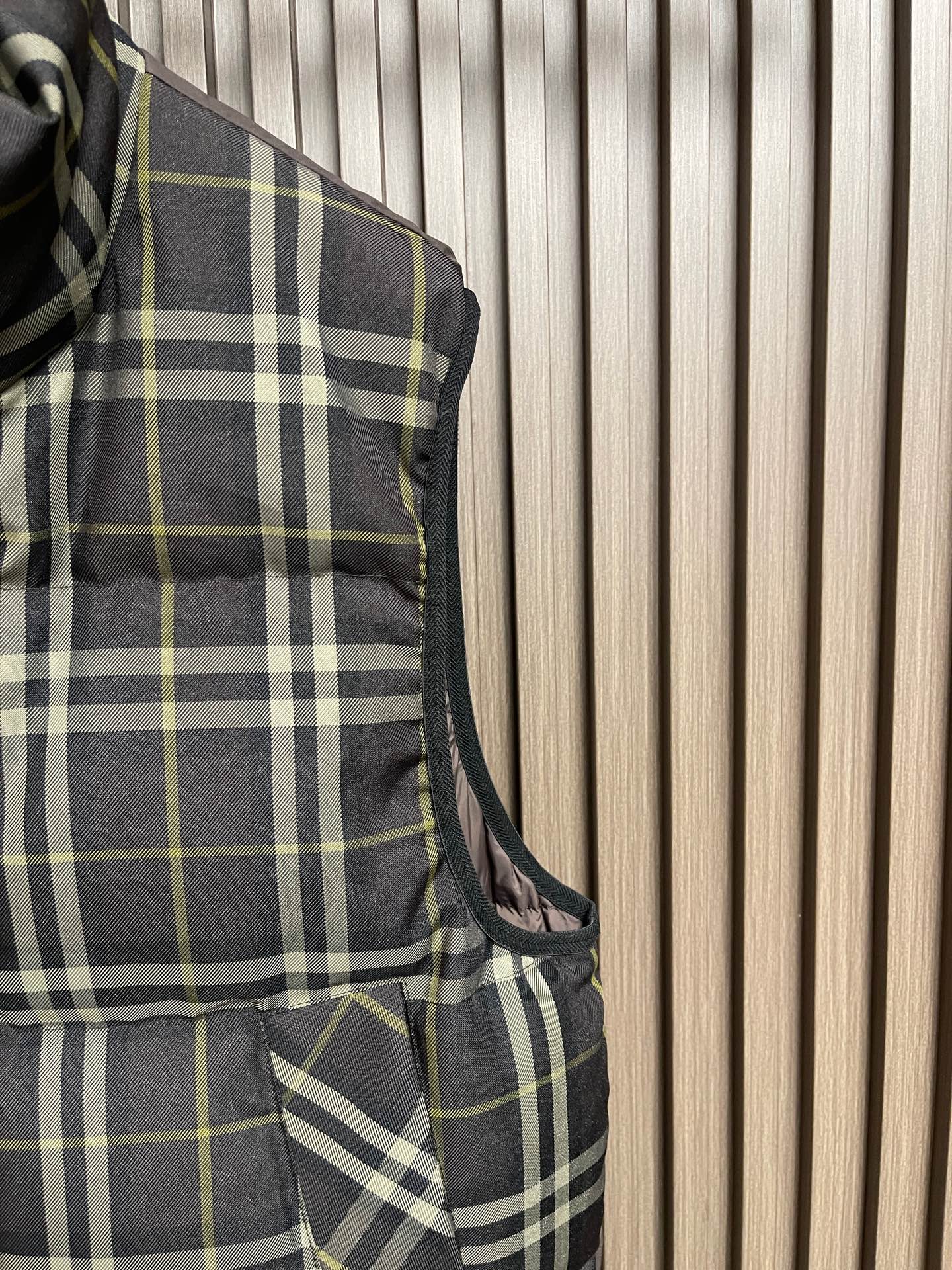 🛒🛒Burberry 经典格纹羽绒马甲，选用100％锦纶纤维打造而成的一款防护性尼龙面料。420D的丝线通过特殊的编织方