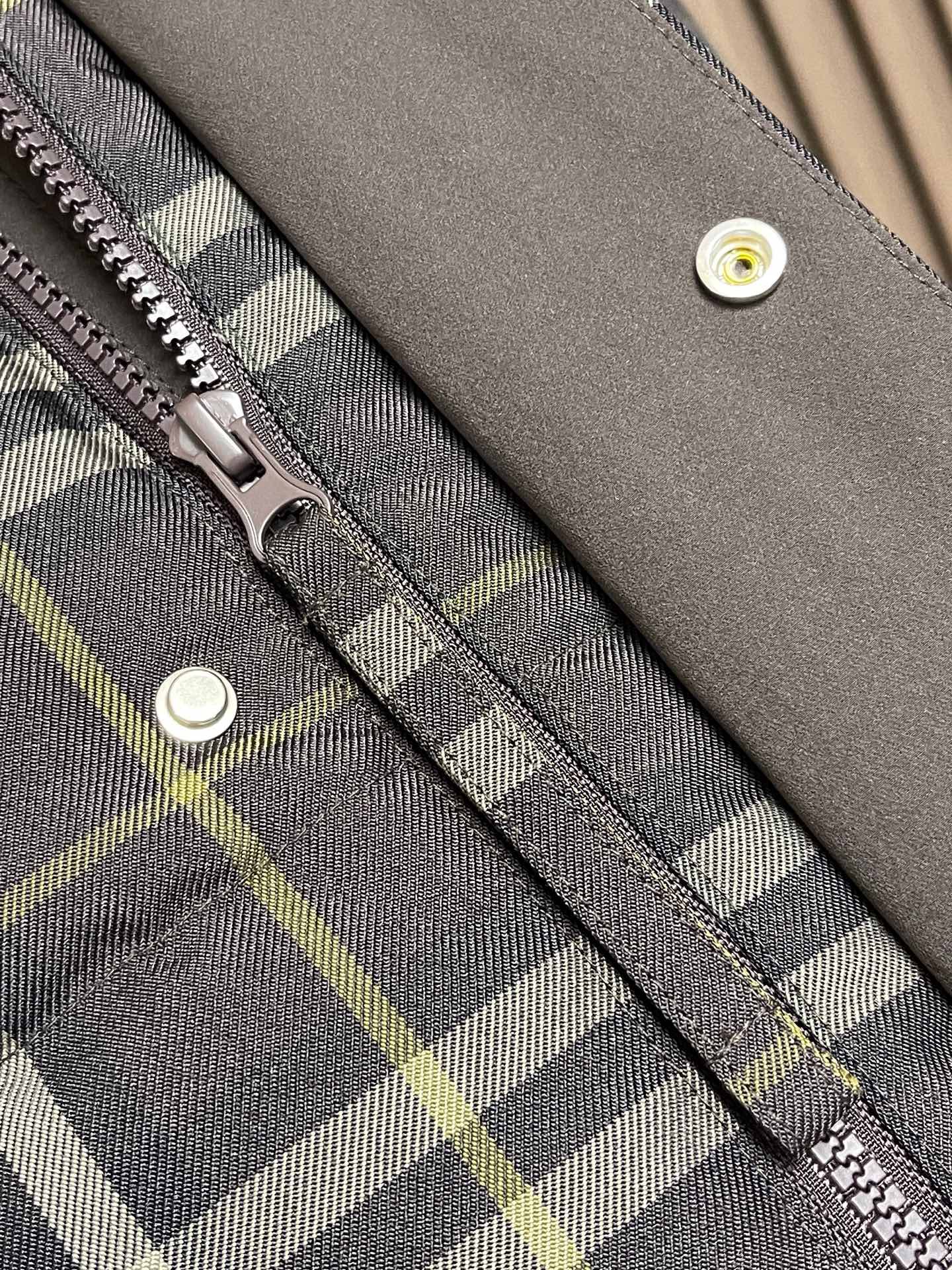 🛒🛒Burberry 经典格纹羽绒马甲，选用100％锦纶纤维打造而成的一款防护性尼龙面料。420D的丝线通过特殊的编织方