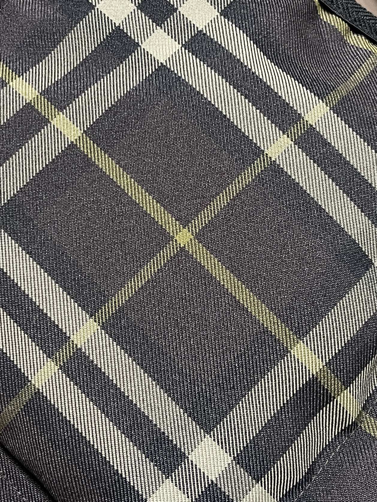 🛒🛒Burberry 经典格纹羽绒马甲，选用100％锦纶纤维打造而成的一款防护性尼龙面料。420D的丝线通过特殊的编织方
