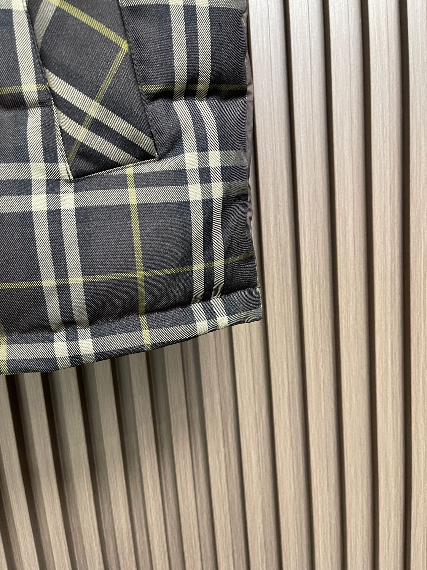 🛒🛒Burberry 经典格纹羽绒马甲，选用100％锦纶纤维打造而成的一款防护性尼龙面料。420D的丝线通过特殊的编织方