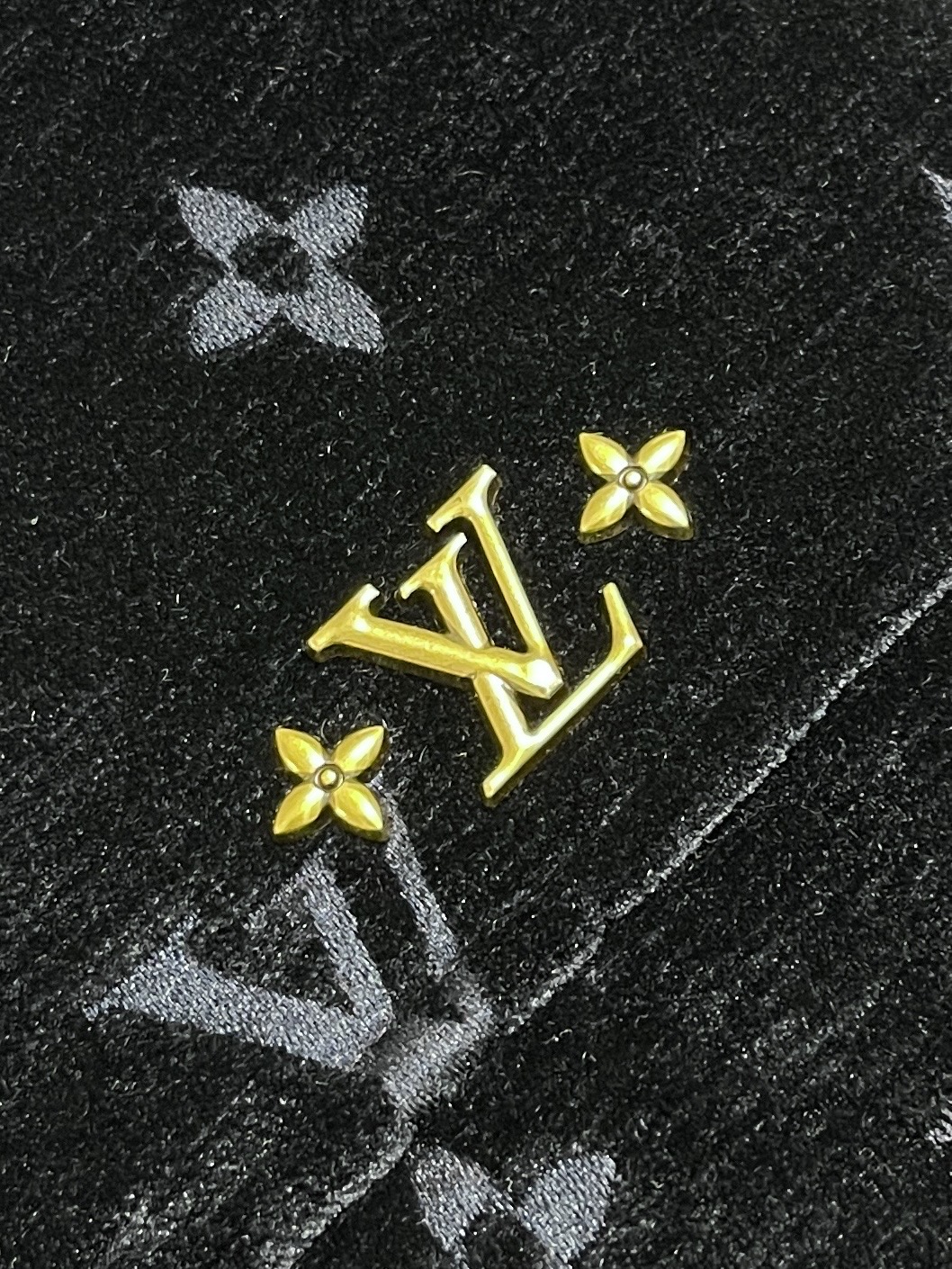 🛒🛒LV 2026ss秋冬新款丝绒夹克外套,深邃藏青色低调显贵,通体暗纹老花若隐若现,氛围感十足。细腻丝绒面料触感软糯, 🛒🛒LV 2026ss秋冬新款丝绒夹克外套,深邃藏青色低调显贵,通体暗纹老花若隐若现,氛围感十足。细腻丝绒面料触感软糯,