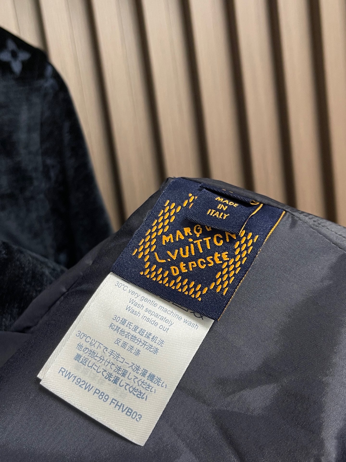 🛒🛒LV 2026ss秋冬新款丝绒夹克外套,深邃藏青色低调显贵,通体暗纹老花若隐若现,氛围感十足。细腻丝绒面料触感软糯, 🛒🛒LV 2026ss秋冬新款丝绒夹克外套,深邃藏青色低调显贵,通体暗纹老花若隐若现,氛围感十足。细腻丝绒面料触感软糯,