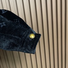 🛒🛒LV 2026ss秋冬新款丝绒夹克外套,深邃藏青色低调显贵,通体暗纹老花若隐若现,氛围感十足。细腻丝绒面料触感软糯, 🛒🛒LV 2026ss秋冬新款丝绒夹克外套,深邃藏青色低调显贵,通体暗纹老花若隐若现,氛围感十足。细腻丝绒面料触感软糯,