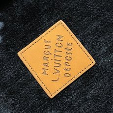 🛒🛒LV 2026ss秋冬新款丝绒夹克外套,深邃藏青色低调显贵,通体暗纹老花若隐若现,氛围感十足。细腻丝绒面料触感软糯, 🛒🛒LV 2026ss秋冬新款丝绒夹克外套,深邃藏青色低调显贵,通体暗纹老花若隐若现,氛围感十足。细腻丝绒面料触感软糯,