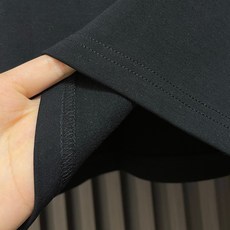 🛒🛒Prada 2026SS早春新品经典涂珐琅三角形金属徽标圆领长袖T恤,正面胸前饰有经典标志性特色三角标点缀,采用40 🛒🛒Prada 2026SS早春新品经典涂珐琅三角形金属徽标圆领长袖T恤,正面胸前饰有经典标志性特色三角标点缀,采用40