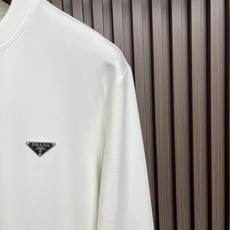 🛒🛒Prada 2026SS早春新品经典涂珐琅三角形金属徽标圆领长袖T恤,正面胸前饰有经典标志性特色三角标点缀,采用40 🛒🛒Prada 2026SS早春新品经典涂珐琅三角形金属徽标圆领长袖T恤,正面胸前饰有经典标志性特色三角标点缀,采用40