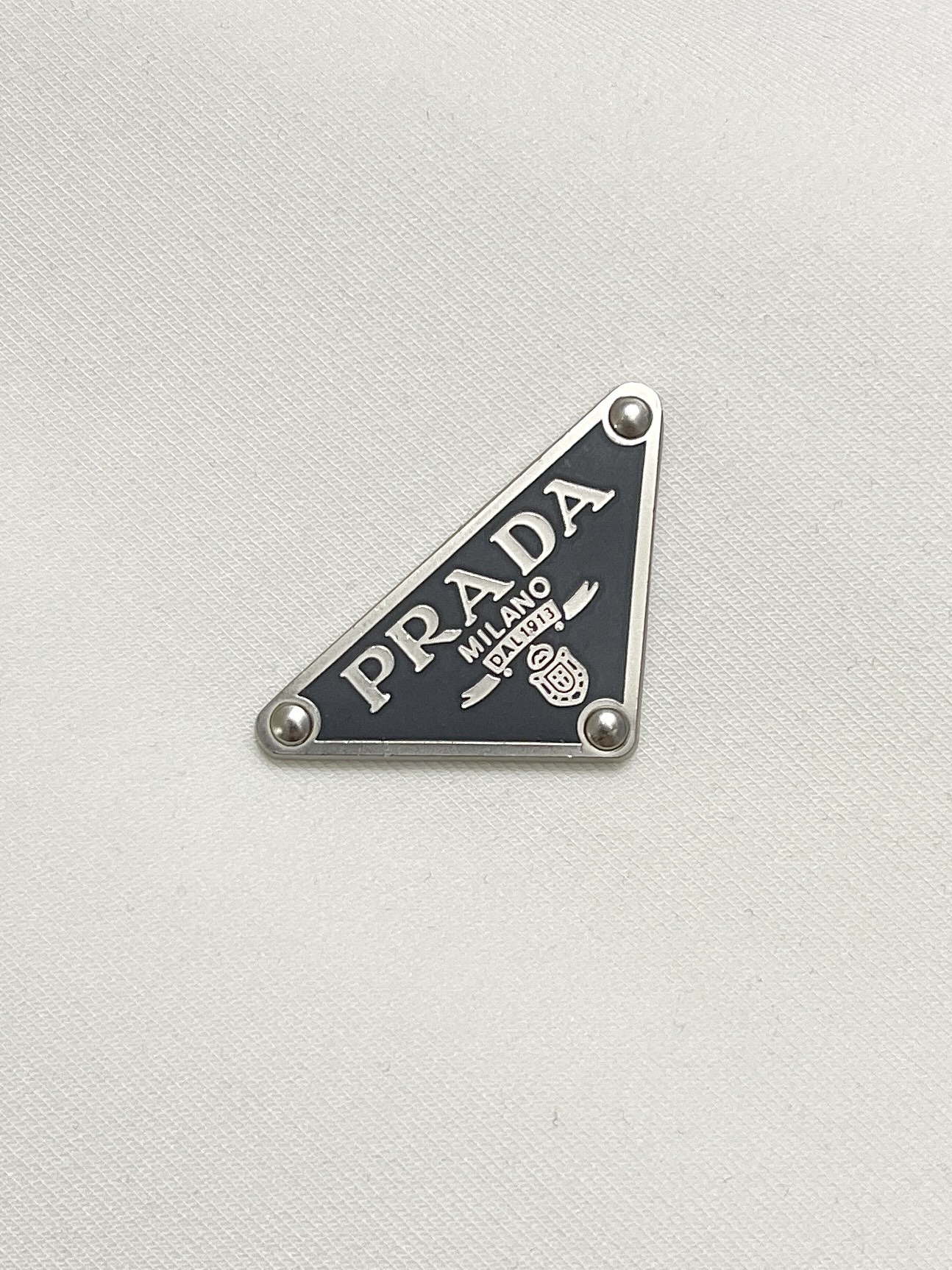 🛒🛒Prada 2026SS早春新品经典涂珐琅三角形金属徽标圆领长袖T恤,正面胸前饰有经典标志性特色三角标点缀,采用40 🛒🛒Prada 2026SS早春新品经典涂珐琅三角形金属徽标圆领长袖T恤,正面胸前饰有经典标志性特色三角标点缀,采用40