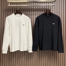 🛒🛒Prada 2026SS早春新品经典涂珐琅三角形金属徽标圆领长袖T恤,正面胸前饰有经典标志性特色三角标点缀,采用40 🛒🛒Prada 2026SS早春新品经典涂珐琅三角形金属徽标圆领长袖T恤,正面胸前饰有经典标志性特色三角标点缀,采用40