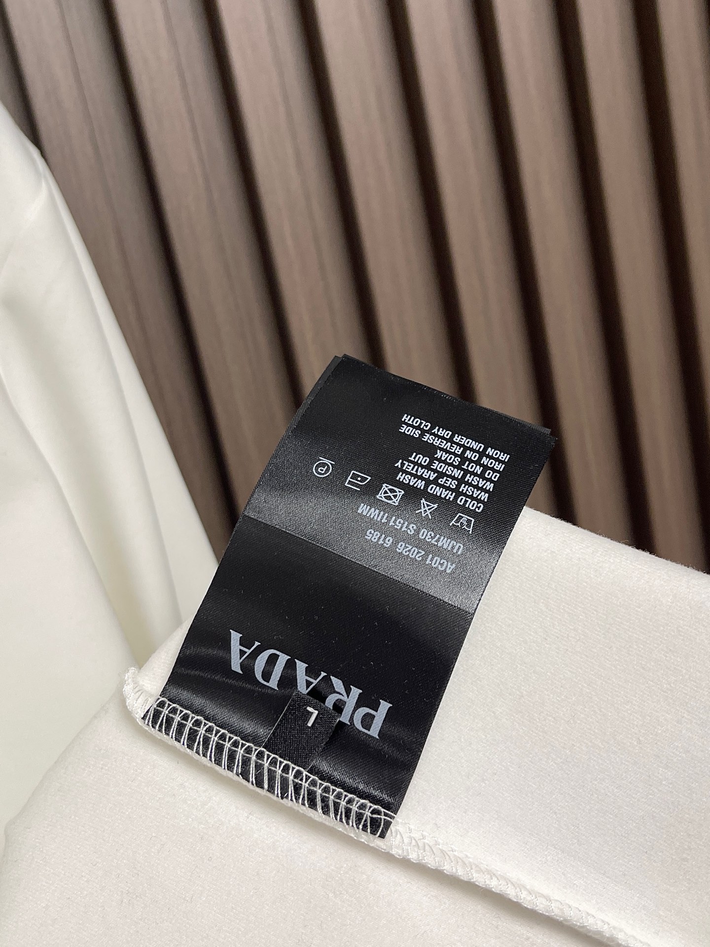 🛒🛒Prada 2026SS早春新品经典涂珐琅三角形金属徽标圆领长袖T恤,正面胸前饰有经典标志性特色三角标点缀,采用40 🛒🛒Prada 2026SS早春新品经典涂珐琅三角形金属徽标圆领长袖T恤,正面胸前饰有经典标志性特色三角标点缀,采用40