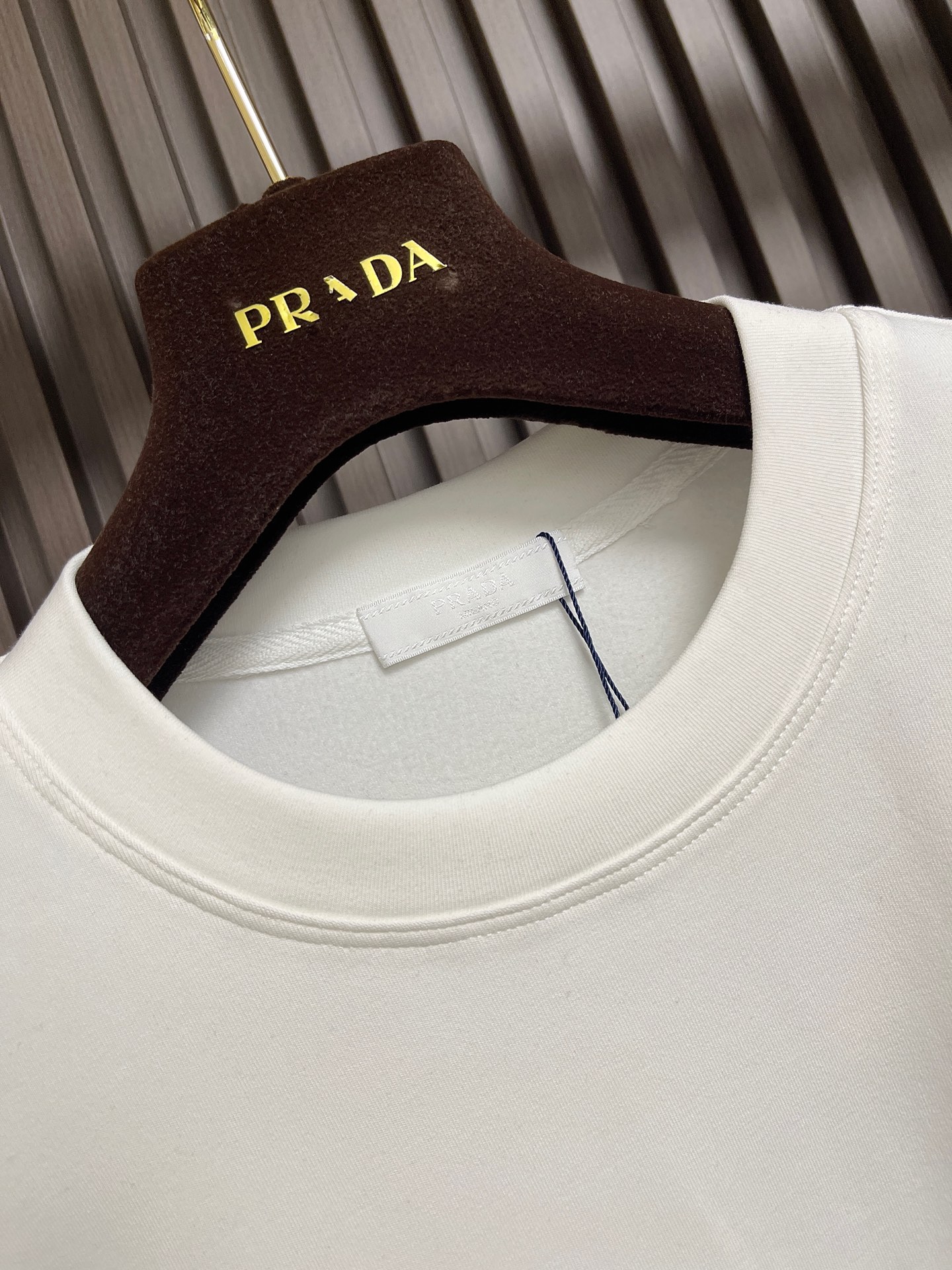 🛒🛒Prada 2026SS早春新品经典涂珐琅三角形金属徽标圆领长袖T恤,正面胸前饰有经典标志性特色三角标点缀,采用40 🛒🛒Prada 2026SS早春新品经典涂珐琅三角形金属徽标圆领长袖T恤,正面胸前饰有经典标志性特色三角标点缀,采用40
