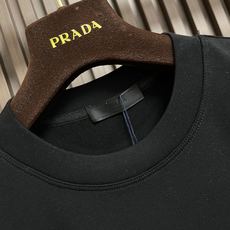 🛒🛒Prada 2026SS早春新品经典涂珐琅三角形金属徽标圆领长袖T恤,正面胸前饰有经典标志性特色三角标点缀,采用40 🛒🛒Prada 2026SS早春新品经典涂珐琅三角形金属徽标圆领长袖T恤,正面胸前饰有经典标志性特色三角标点缀,采用40
