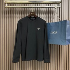 🛒🛒Prada 2026SS早春新品经典涂珐琅三角形金属徽标圆领长袖T恤,正面胸前饰有经典标志性特色三角标点缀,采用40 🛒🛒Prada 2026SS早春新品经典涂珐琅三角形金属徽标圆领长袖T恤,正面胸前饰有经典标志性特色三角标点缀,采用40