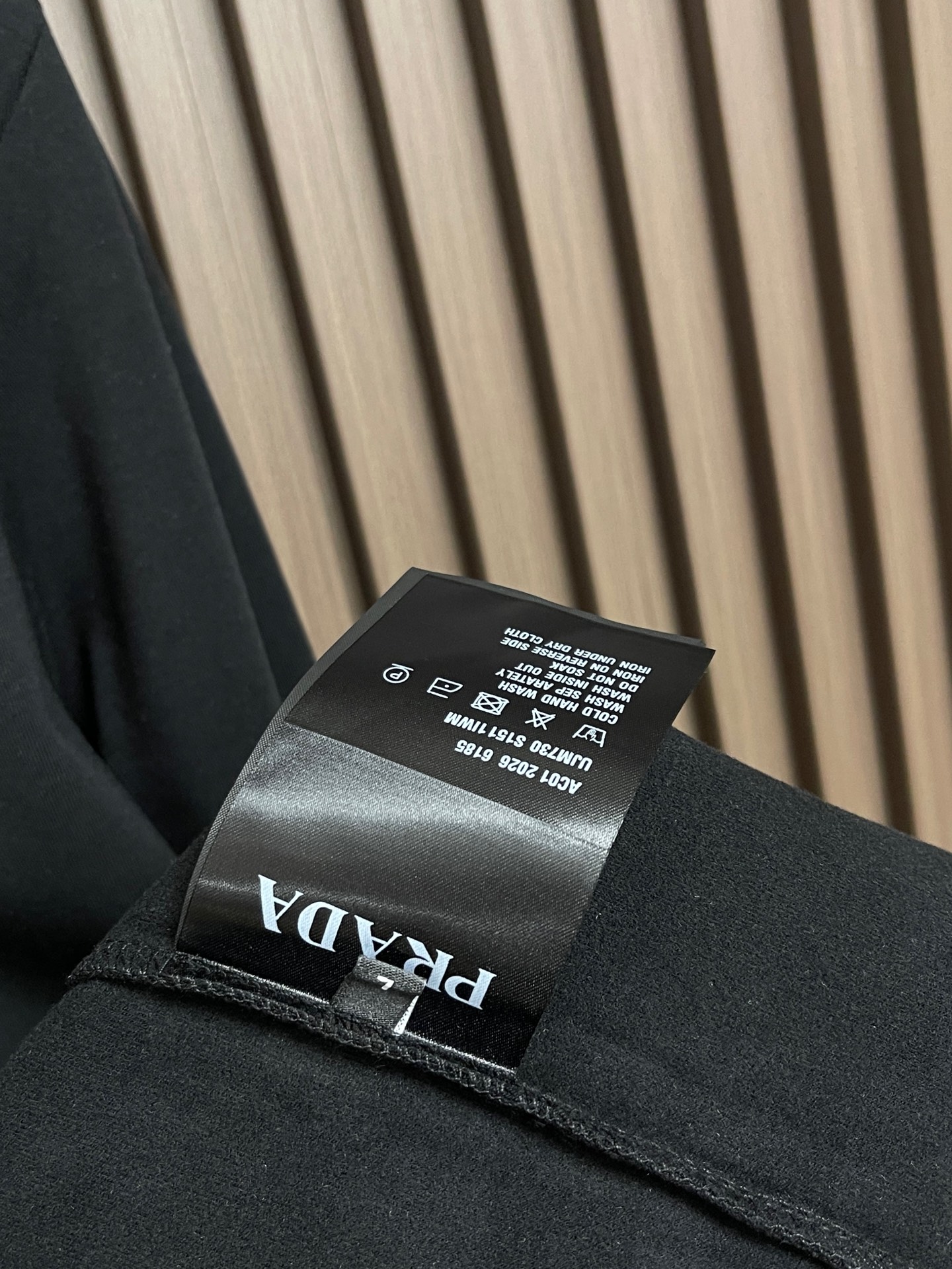 🛒🛒Prada 2026SS早春新品经典涂珐琅三角形金属徽标圆领长袖T恤,正面胸前饰有经典标志性特色三角标点缀,采用40 🛒🛒Prada 2026SS早春新品经典涂珐琅三角形金属徽标圆领长袖T恤,正面胸前饰有经典标志性特色三角标点缀,采用40