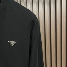 🛒🛒Prada 2026SS早春新品经典涂珐琅三角形金属徽标圆领长袖T恤,正面胸前饰有经典标志性特色三角标点缀,采用40 🛒🛒Prada 2026SS早春新品经典涂珐琅三角形金属徽标圆领长袖T恤,正面胸前饰有经典标志性特色三角标点缀,采用40