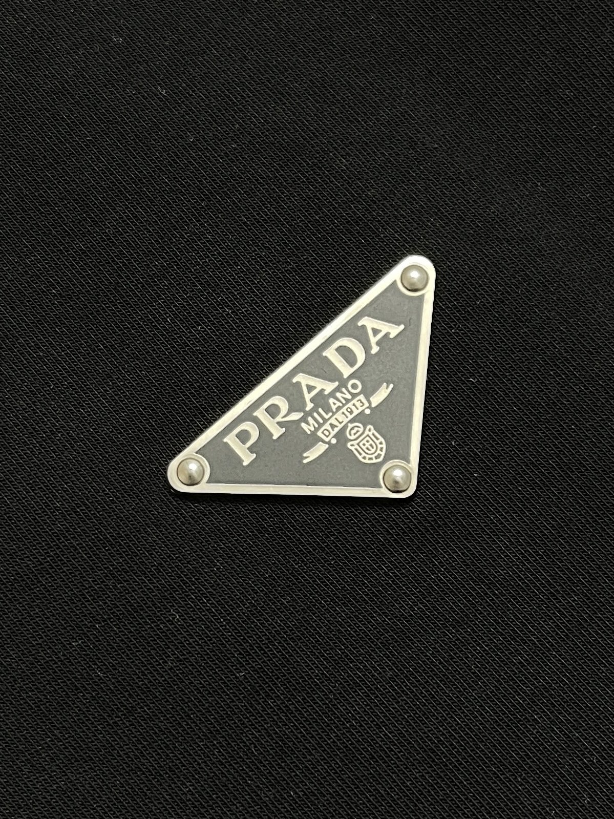 🛒🛒Prada 2026SS早春新品经典涂珐琅三角形金属徽标圆领长袖T恤,正面胸前饰有经典标志性特色三角标点缀,采用40 🛒🛒Prada 2026SS早春新品经典涂珐琅三角形金属徽标圆领长袖T恤,正面胸前饰有经典标志性特色三角标点缀,采用40
