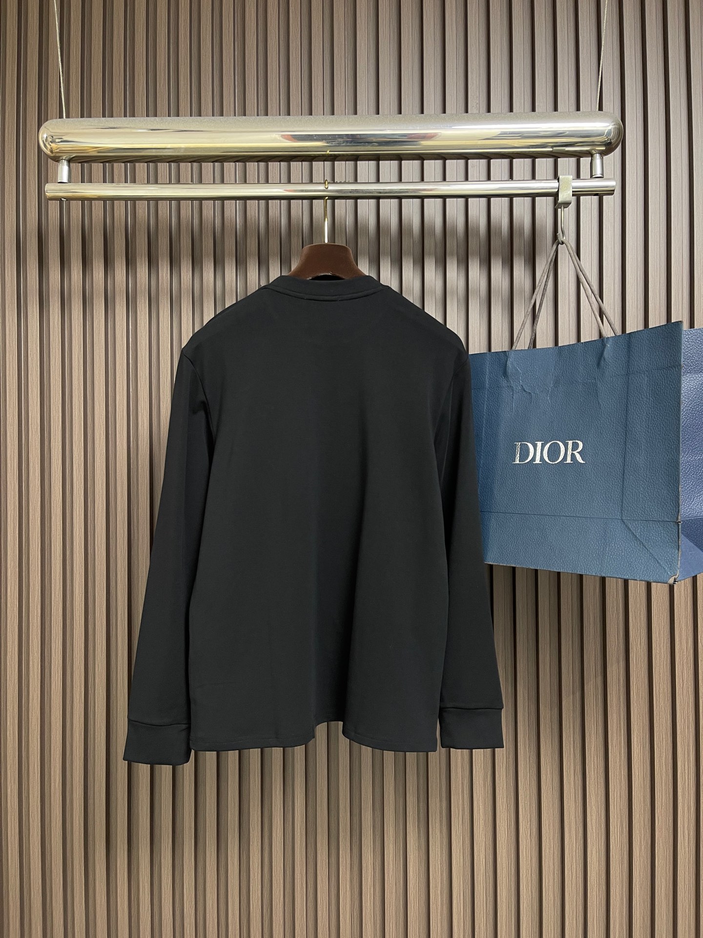 🛒🛒Prada 2026SS早春新品经典涂珐琅三角形金属徽标圆领长袖T恤,正面胸前饰有经典标志性特色三角标点缀,采用40 🛒🛒Prada 2026SS早春新品经典涂珐琅三角形金属徽标圆领长袖T恤,正面胸前饰有经典标志性特色三角标点缀,采用40