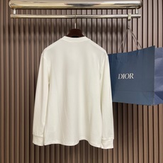 🛒🛒FENDI 2026SS秋季经典棉质圆领长袖T恤,采用24支特纺紧密棉面料,克重380g,具有光泽感的丝光绣线对版定 🛒🛒FENDI 2026SS秋季经典棉质圆领长袖T恤,采用24支特纺紧密棉面料,克重380g,具有光泽感的丝光绣线对版定