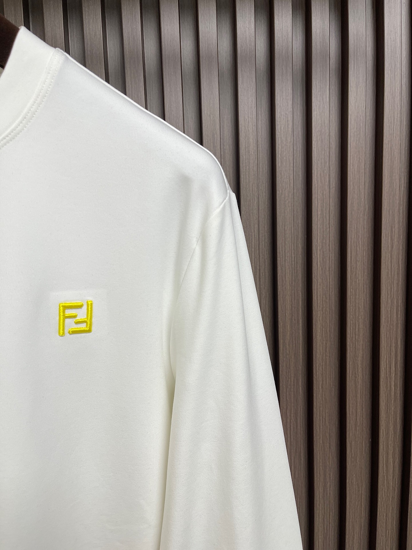 🛒🛒FENDI 2026SS秋季经典棉质圆领长袖T恤,采用24支特纺紧密棉面料,克重380g,具有光泽感的丝光绣线对版定 🛒🛒FENDI 2026SS秋季经典棉质圆领长袖T恤,采用24支特纺紧密棉面料,克重380g,具有光泽感的丝光绣线对版定