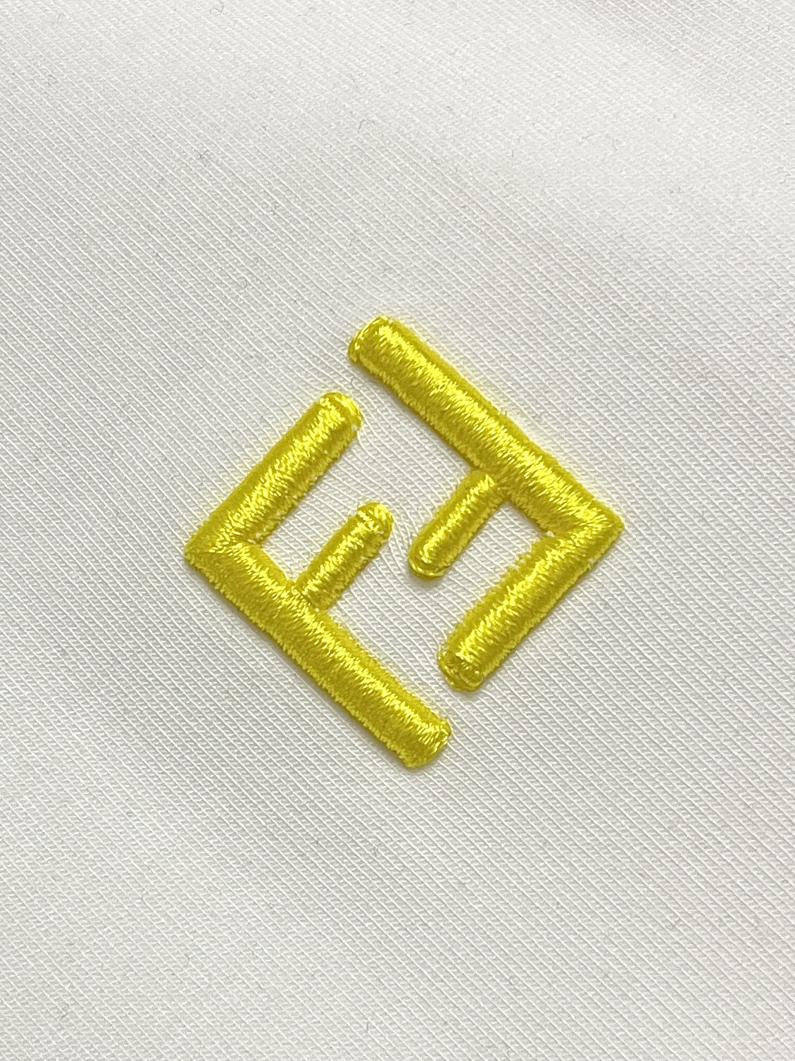 🛒🛒FENDI 2026SS秋季经典棉质圆领长袖T恤,采用24支特纺紧密棉面料,克重380g,具有光泽感的丝光绣线对版定 🛒🛒FENDI 2026SS秋季经典棉质圆领长袖T恤,采用24支特纺紧密棉面料,克重380g,具有光泽感的丝光绣线对版定