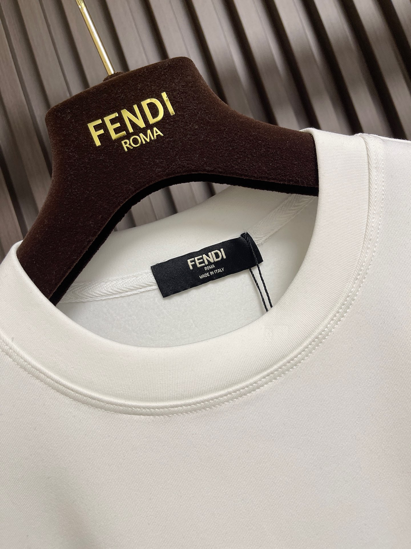 🛒🛒FENDI 2026SS秋季经典棉质圆领长袖T恤,采用24支特纺紧密棉面料,克重380g,具有光泽感的丝光绣线对版定 🛒🛒FENDI 2026SS秋季经典棉质圆领长袖T恤,采用24支特纺紧密棉面料,克重380g,具有光泽感的丝光绣线对版定