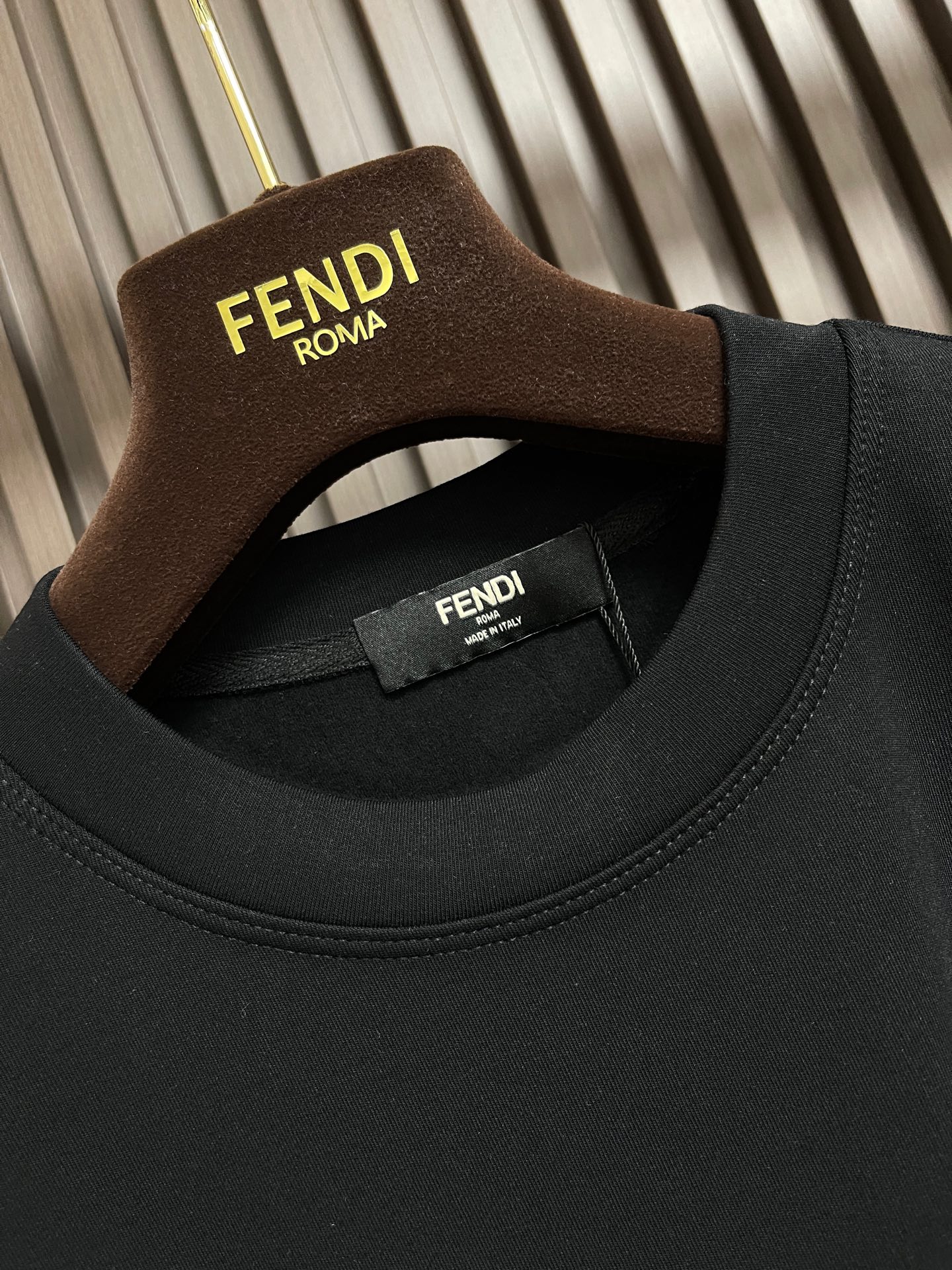 🛒🛒FENDI 2026SS秋季经典棉质圆领长袖T恤，采用24支特纺紧密棉面料，克重380g，具有光泽感的丝光绣线对版定