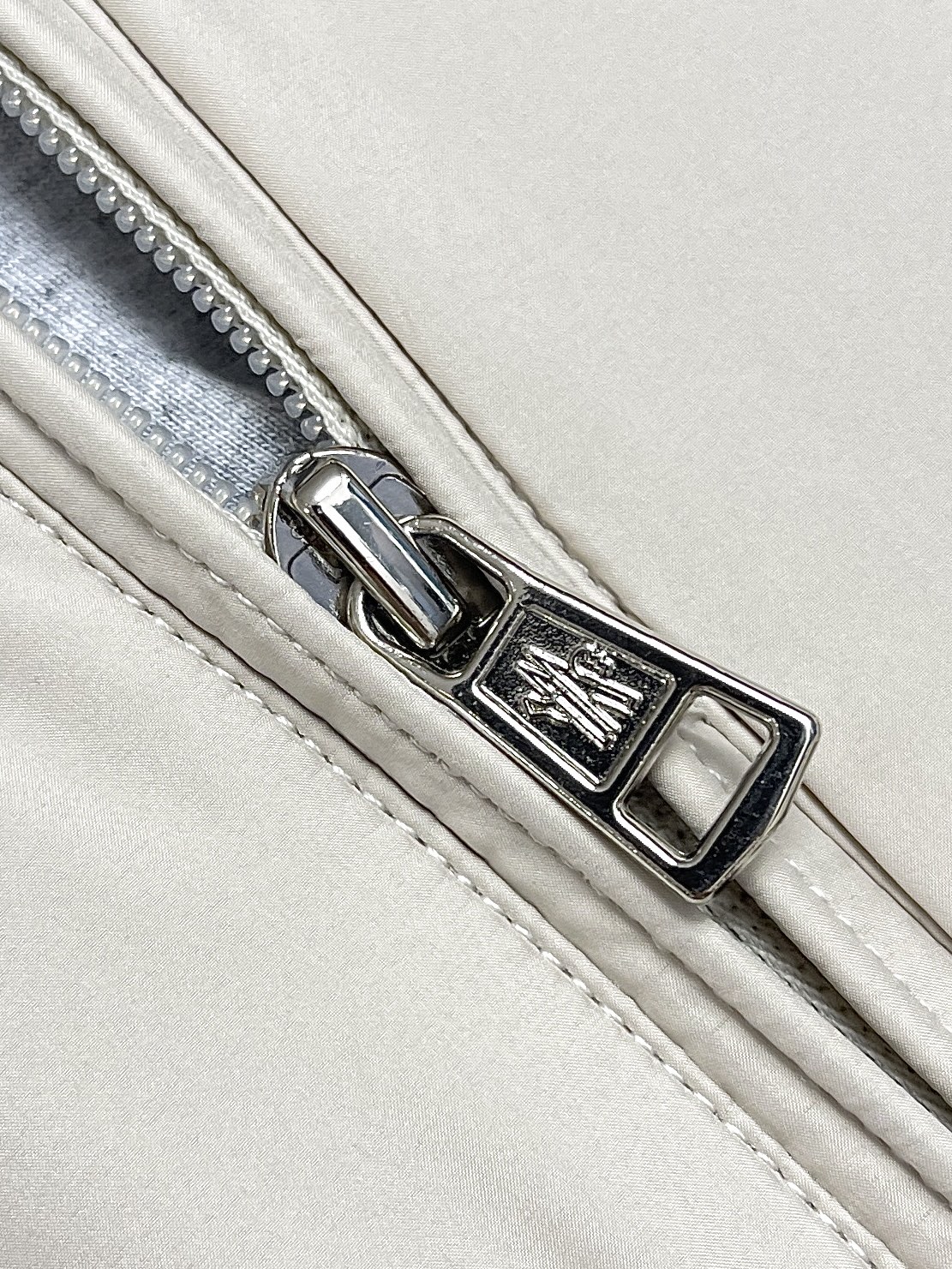 🛒🛒Moncler 2026ss秋冬新款连帽羽绒外套.处处细节显工艺足够的高级   结构性剪裁的设计改变来展现男士多样的