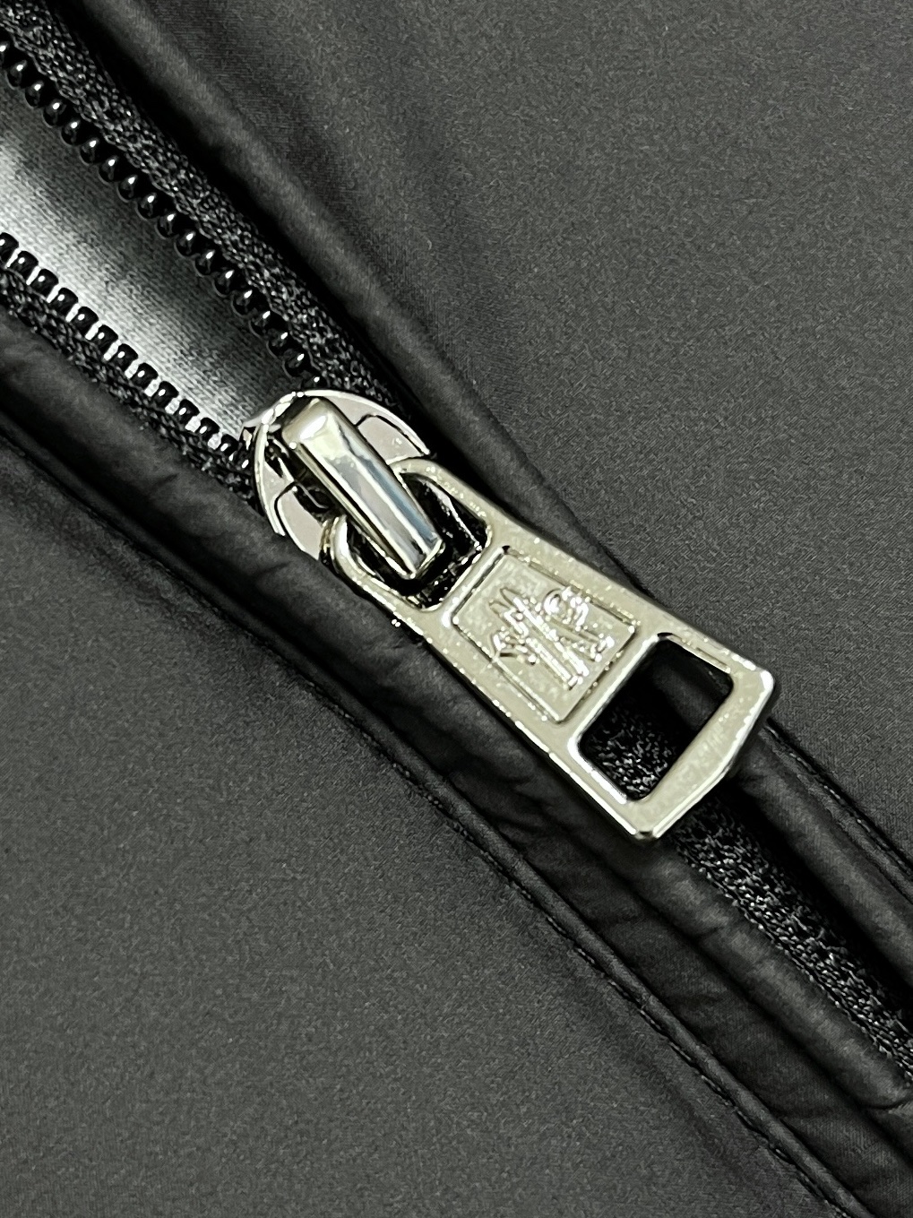 🛒🛒Moncler 2026ss秋冬新款连帽羽绒外套.处处细节显工艺足够的高级   结构性剪裁的设计改变来展现男士多样的