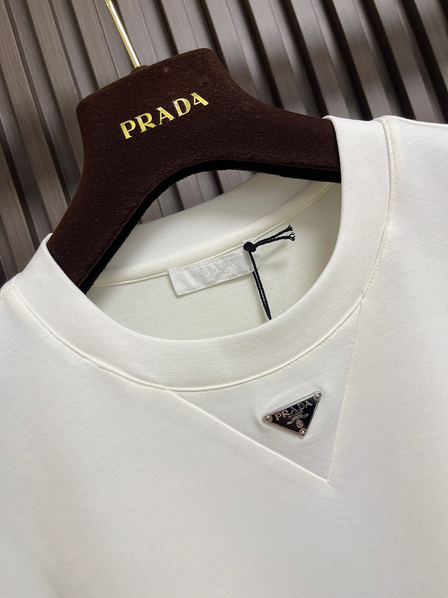 🛒🛒PRADA2026SS秋冬新款长袖T恤，采用精选36.6%棉22.9%腈纶18.3%聚酯纤维13.2%莫代尔6.3%