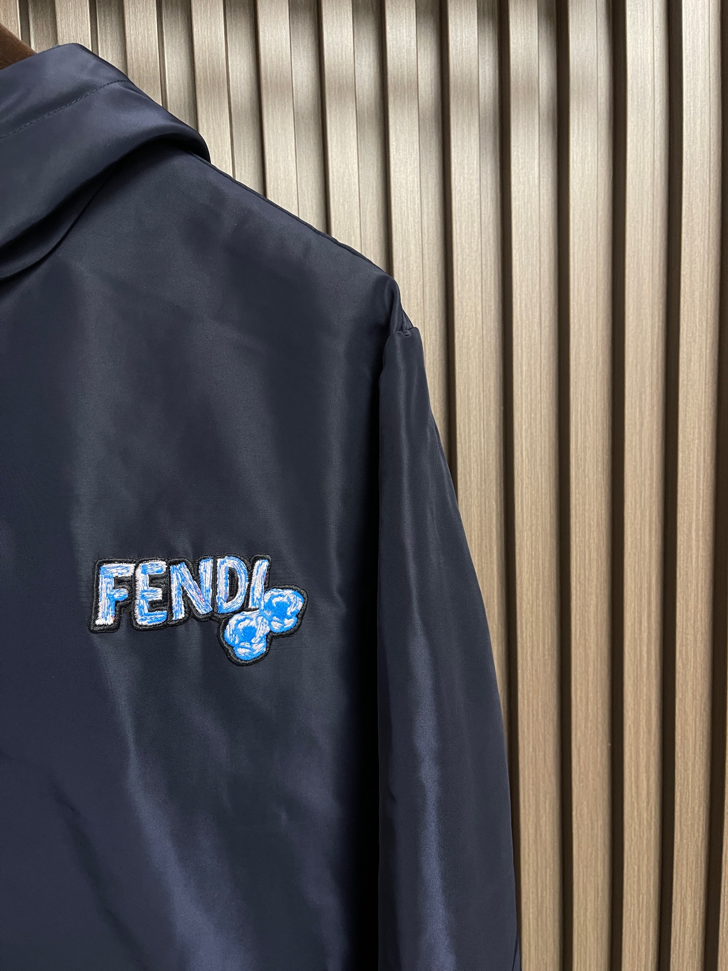 🛒🛒Fendi 饰刺绣章双面穿薄棉服夹克外套，采用高密平纹梭织工艺，聚酯纱线排布紧密规整，布面细腻平滑，纹理清晰均匀。其