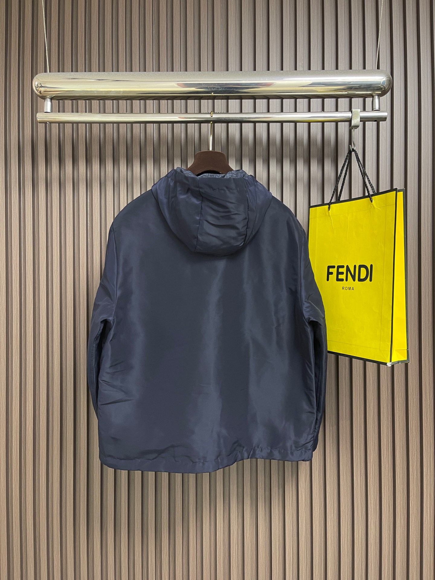 🛒🛒Fendi 饰刺绣章双面穿薄棉服夹克外套，采用高密平纹梭织工艺，聚酯纱线排布紧密规整，布面细腻平滑，纹理清晰均匀。其