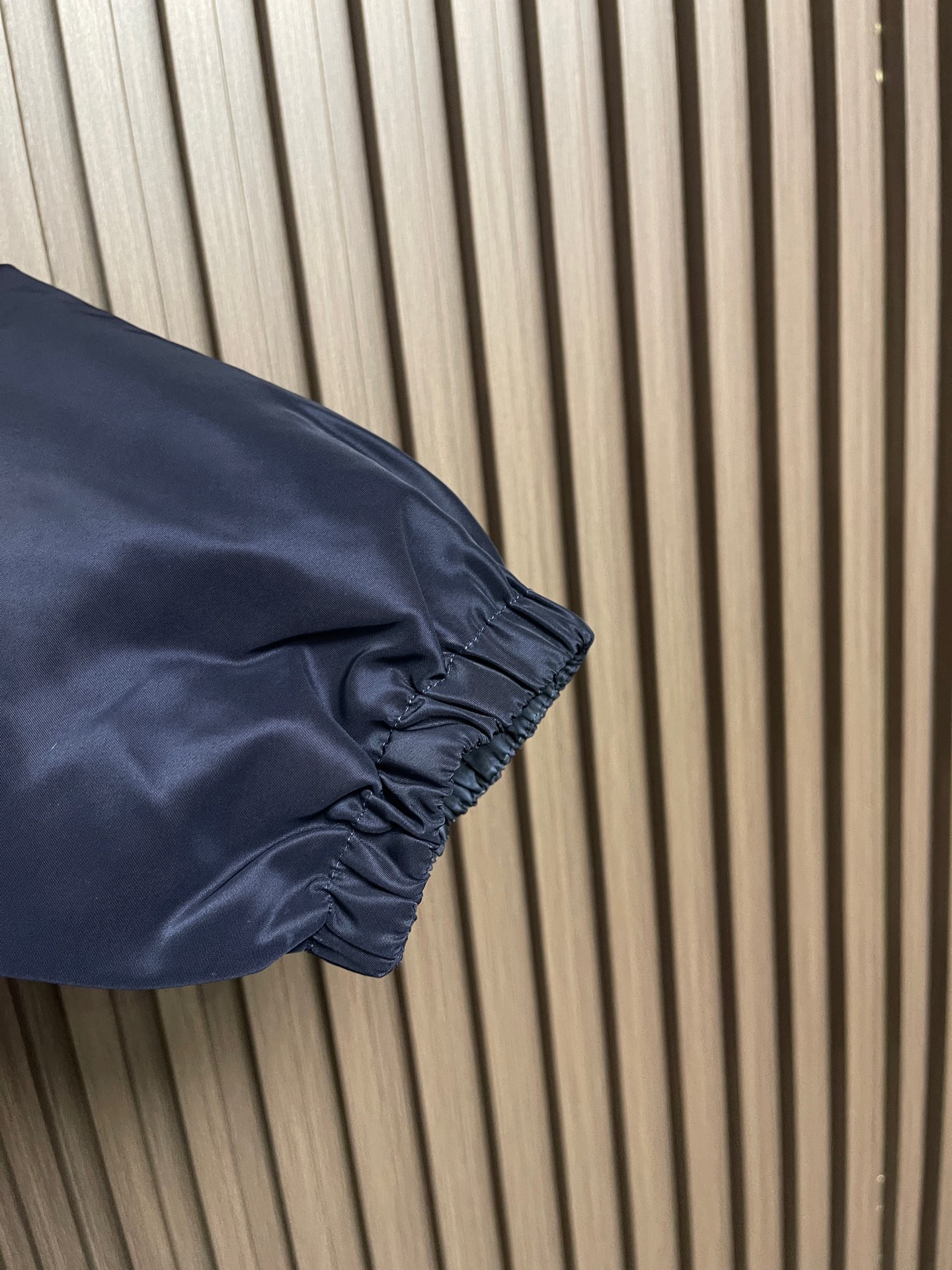🛒🛒Fendi 饰刺绣章双面穿薄棉服夹克外套，采用高密平纹梭织工艺，聚酯纱线排布紧密规整，布面细腻平滑，纹理清晰均匀。其