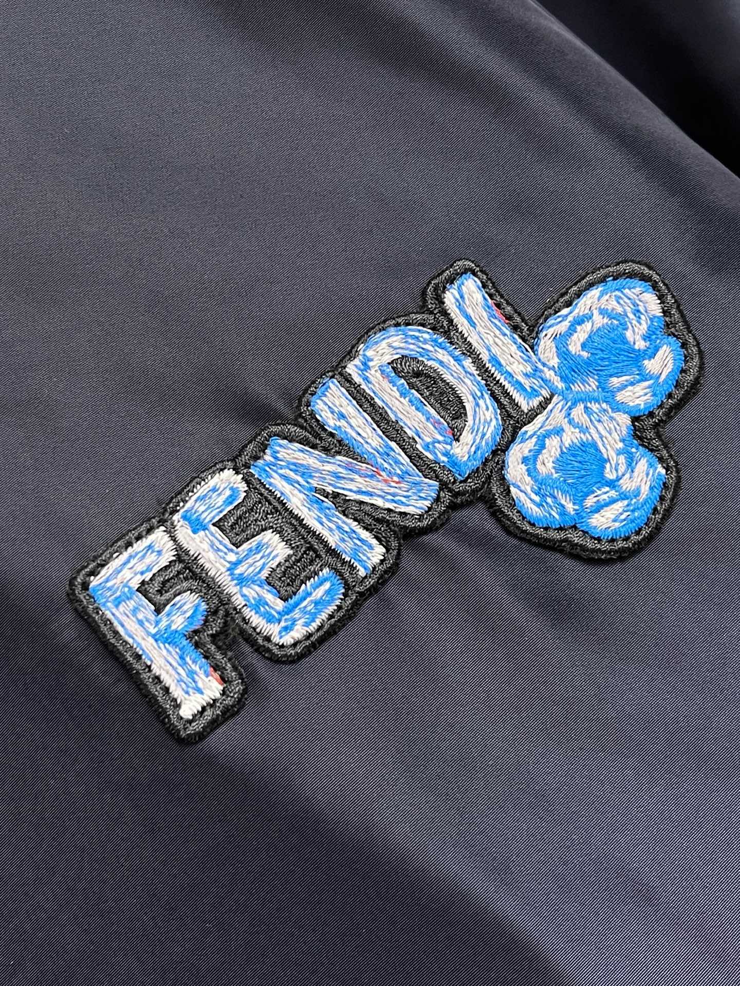 🛒🛒Fendi 饰刺绣章双面穿薄棉服夹克外套，采用高密平纹梭织工艺，聚酯纱线排布紧密规整，布面细腻平滑，纹理清晰均匀。其