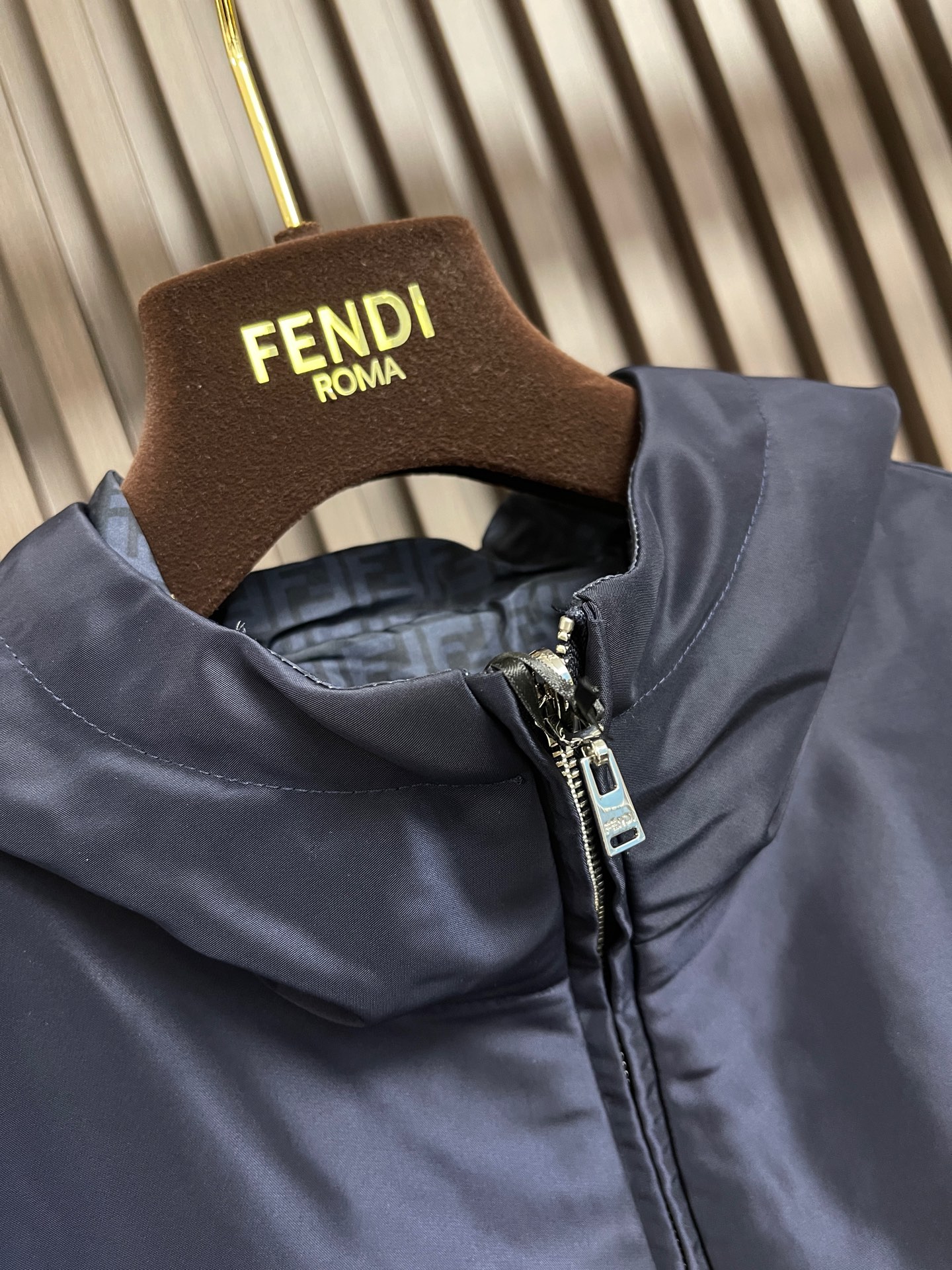 🛒🛒Fendi 饰刺绣章双面穿薄棉服夹克外套，采用高密平纹梭织工艺，聚酯纱线排布紧密规整，布面细腻平滑，纹理清晰均匀。其