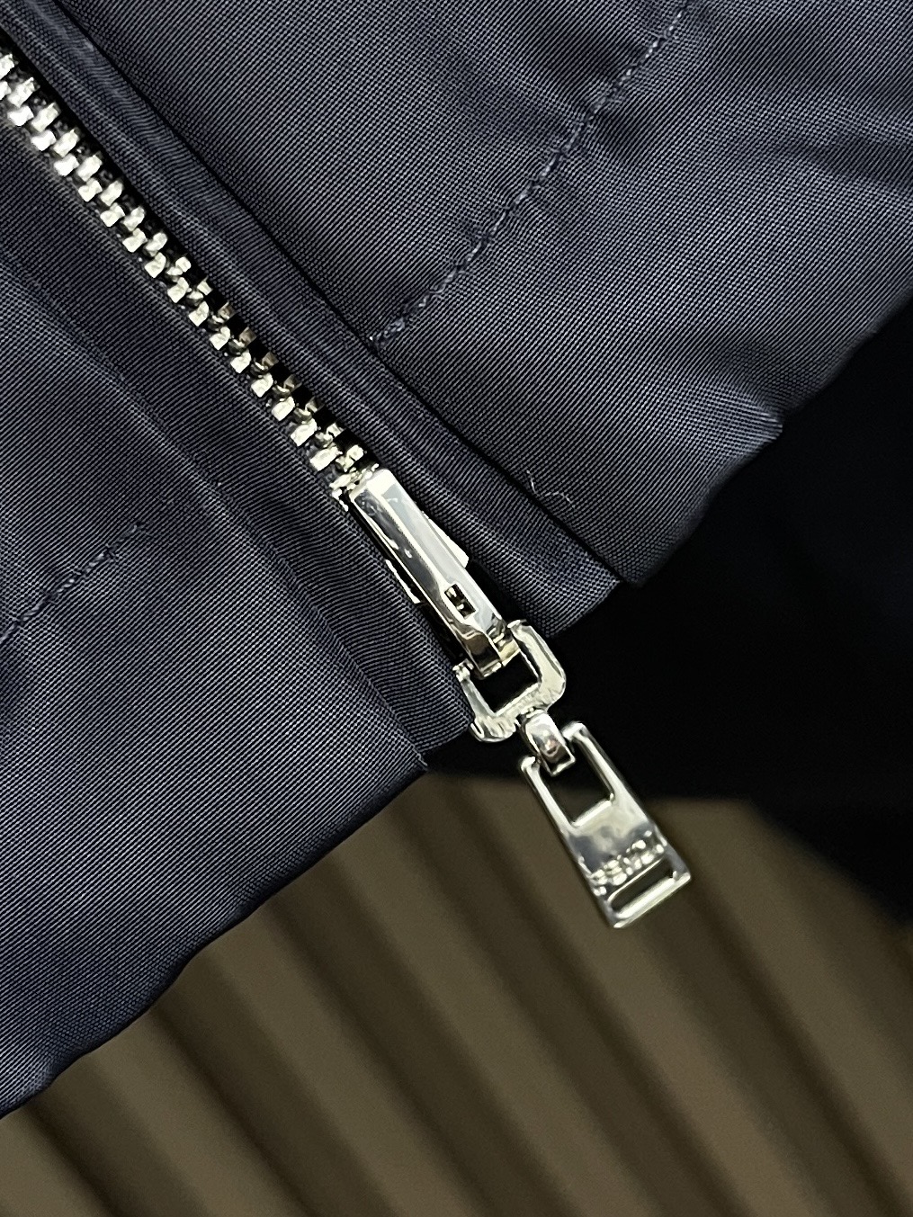 🛒🛒Fendi 饰刺绣章双面穿薄棉服夹克外套，采用高密平纹梭织工艺，聚酯纱线排布紧密规整，布面细腻平滑，纹理清晰均匀。其