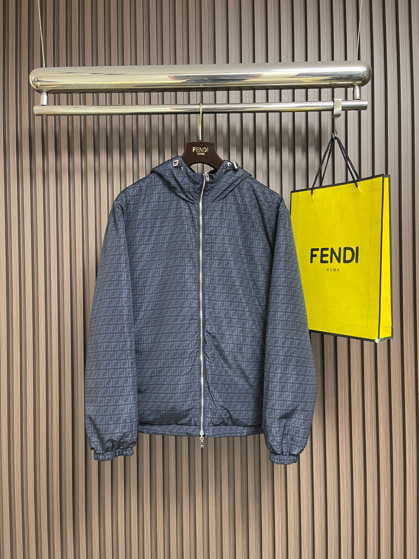 🛒🛒Fendi 饰刺绣章双面穿薄棉服夹克外套，采用高密平纹梭织工艺，聚酯纱线排布紧密规整，布面细腻平滑，纹理清晰均匀。其