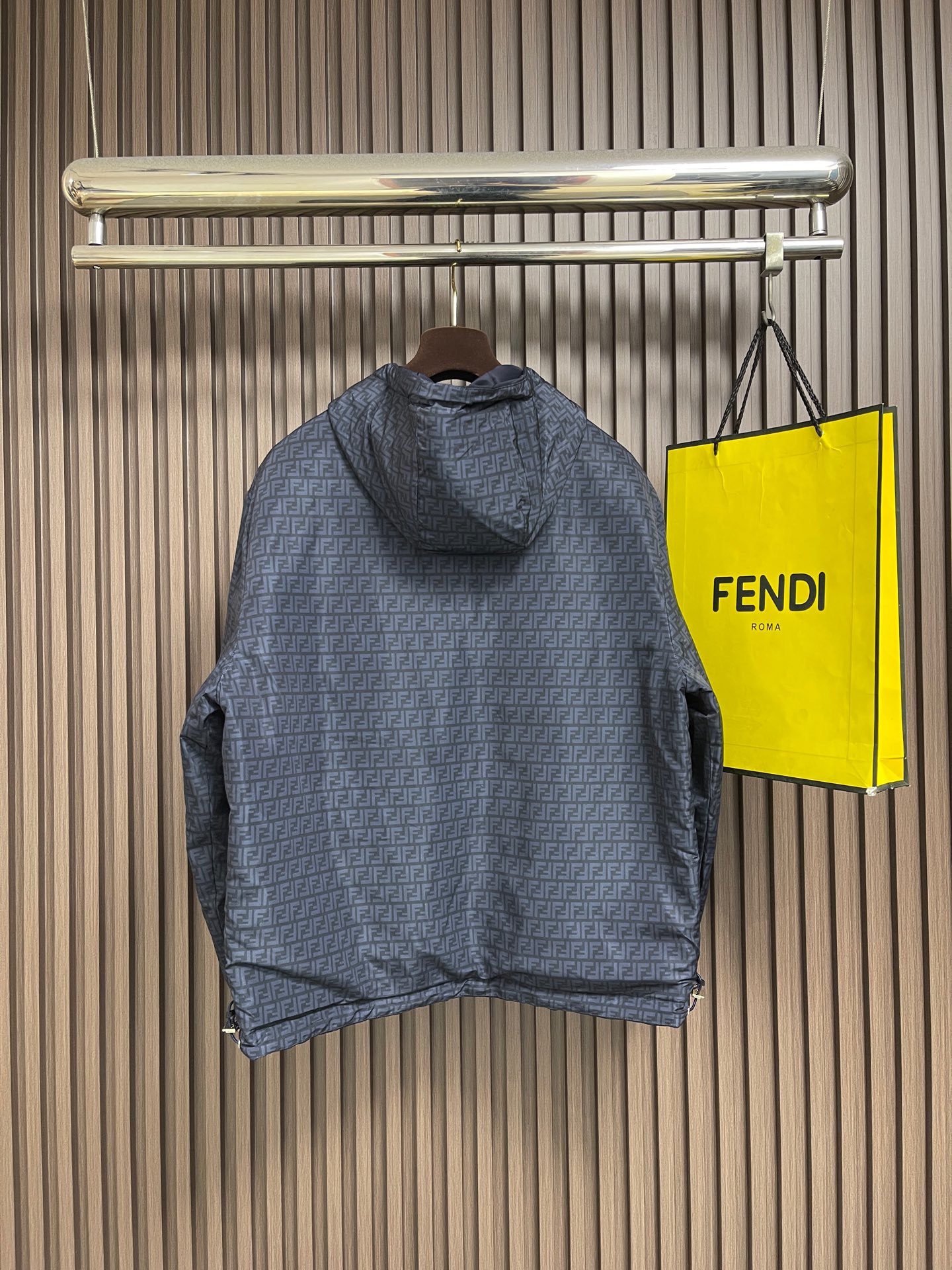 🛒🛒Fendi 饰刺绣章双面穿薄棉服夹克外套，采用高密平纹梭织工艺，聚酯纱线排布紧密规整，布面细腻平滑，纹理清晰均匀。其